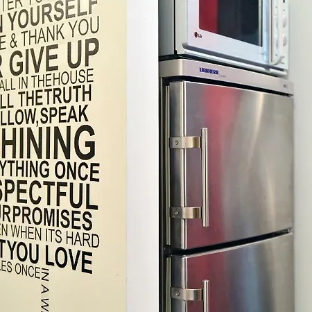 Flat With Private Garden- Direct Metro Connection To Duomo In 15 Min Appartement Milaan